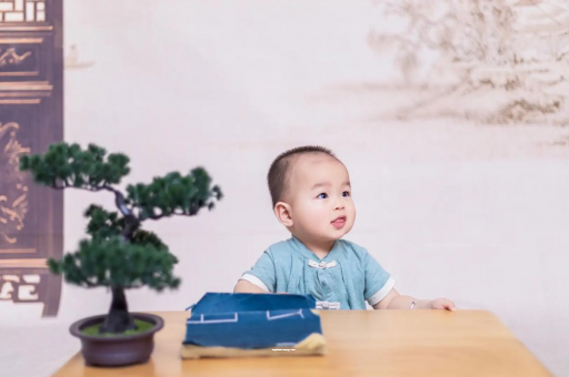 万宁怀孕肚子中间凹两边凸